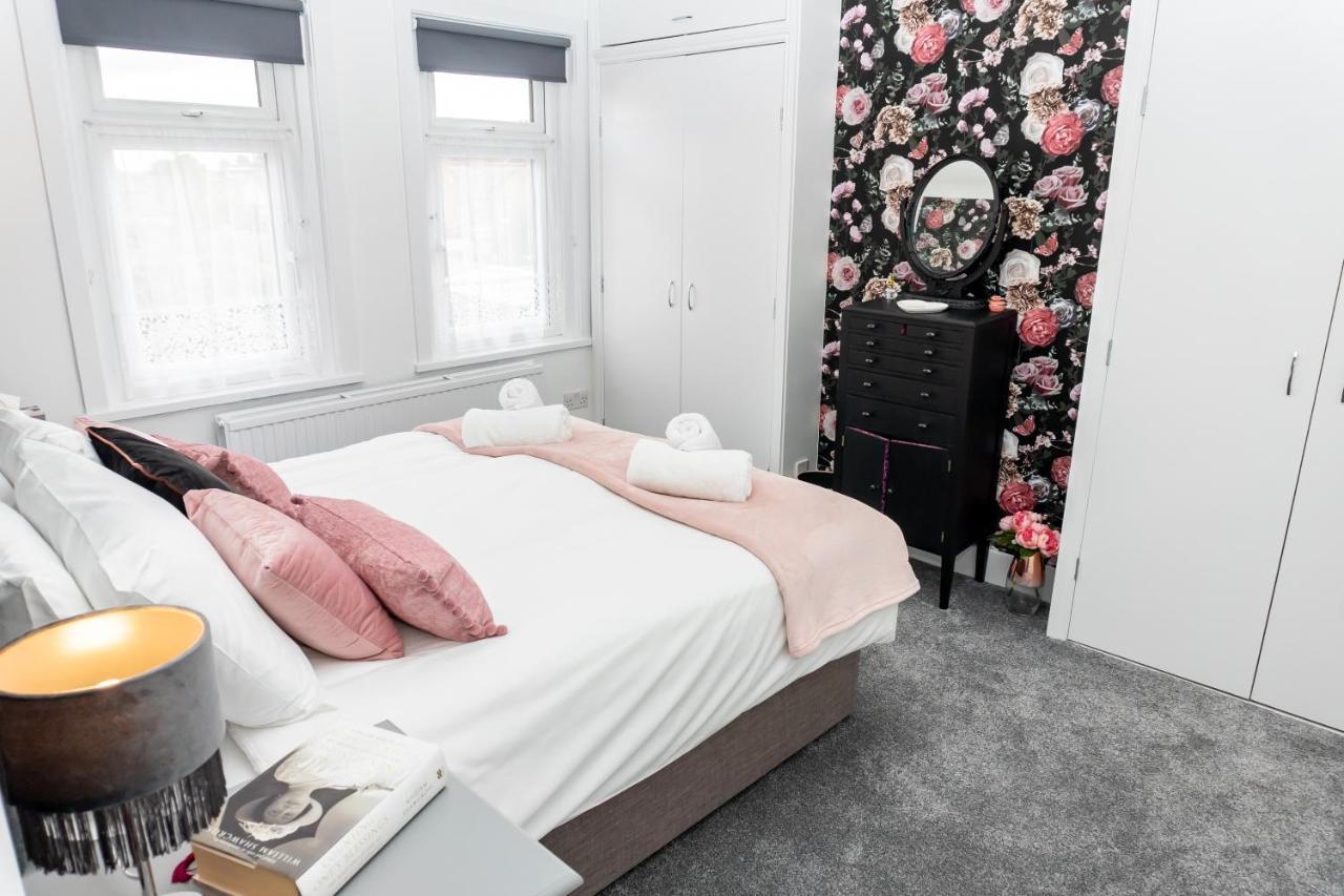 Red Cherry House Watford  Extérieur photo