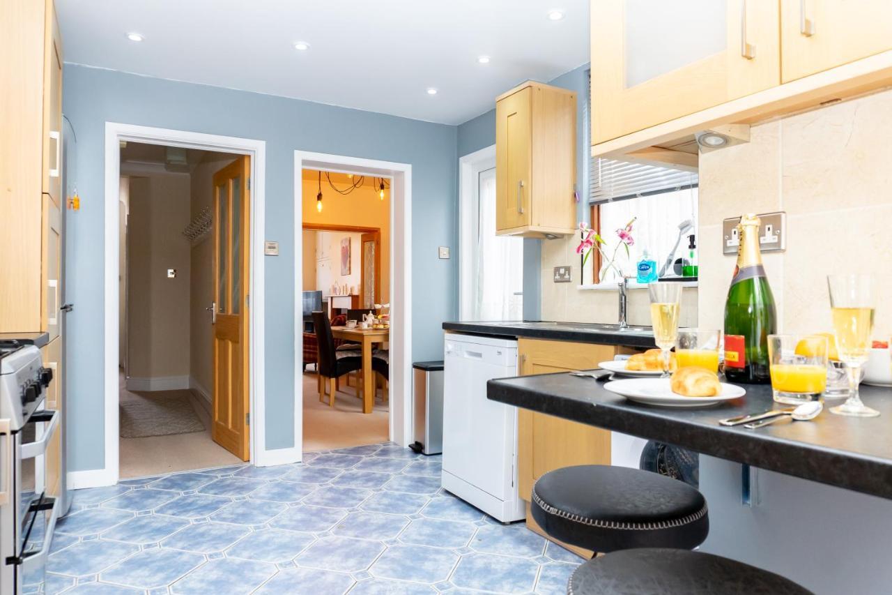 Red Cherry House Watford  Extérieur photo